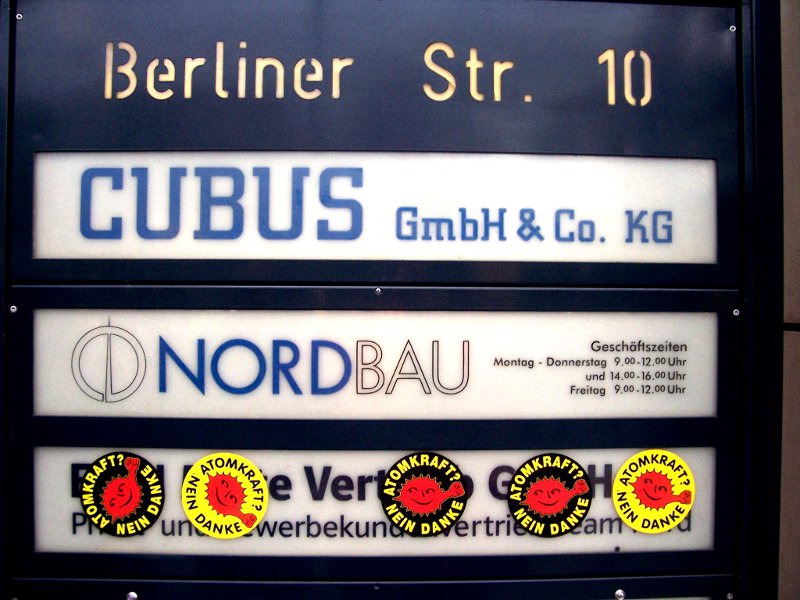 E.ON Mitte Vertrieb GmbH: Firmenschild mit Aufklebern